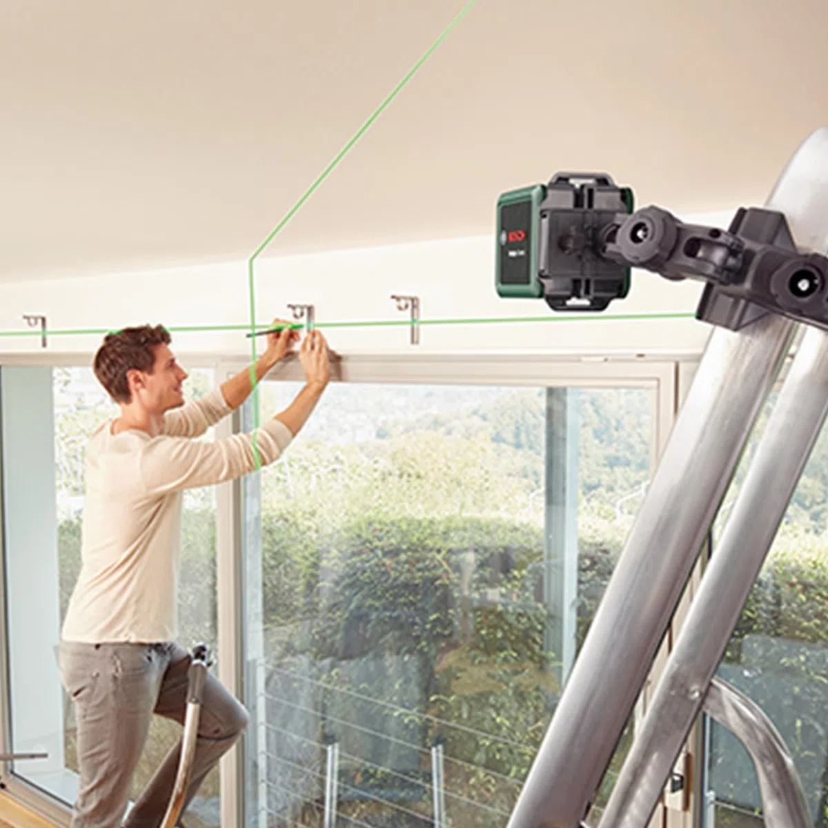 Bosch Home and Garden livella laser a croce Quigo Plus con treppiede allineamento semplice a distanze uguali e variabili grazie alle marcature sulle linee, in scatola di cartone E-Commerce