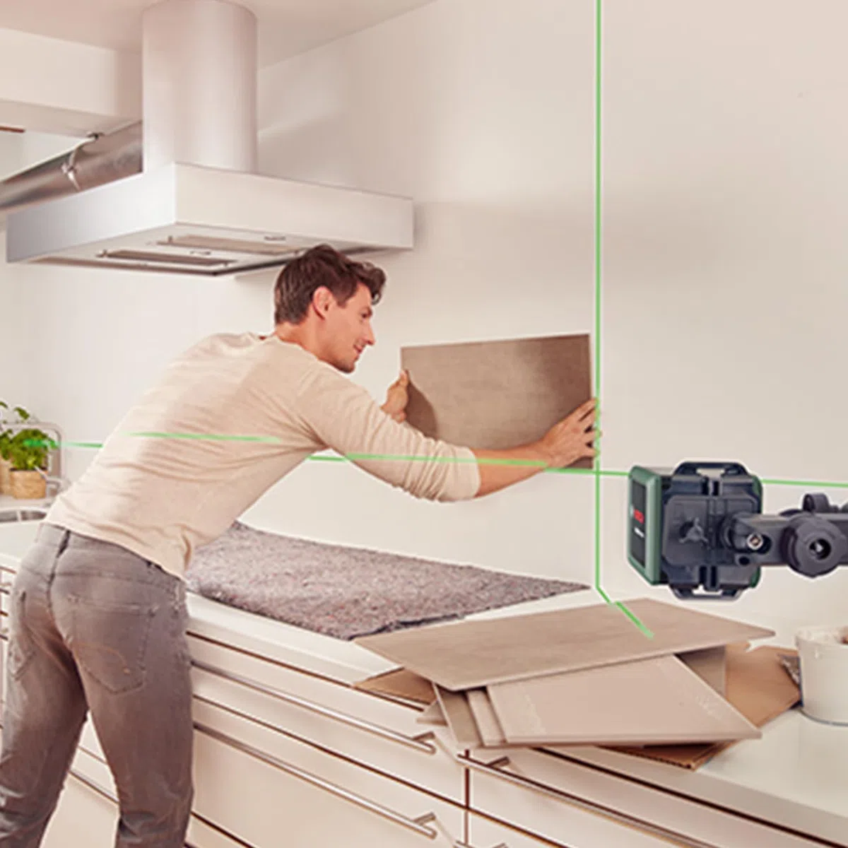 Bosch Home and Garden livella laser a croce Quigo Plus con treppiede allineamento semplice a distanze uguali e variabili grazie alle marcature sulle linee, in scatola di cartone E-Commerce