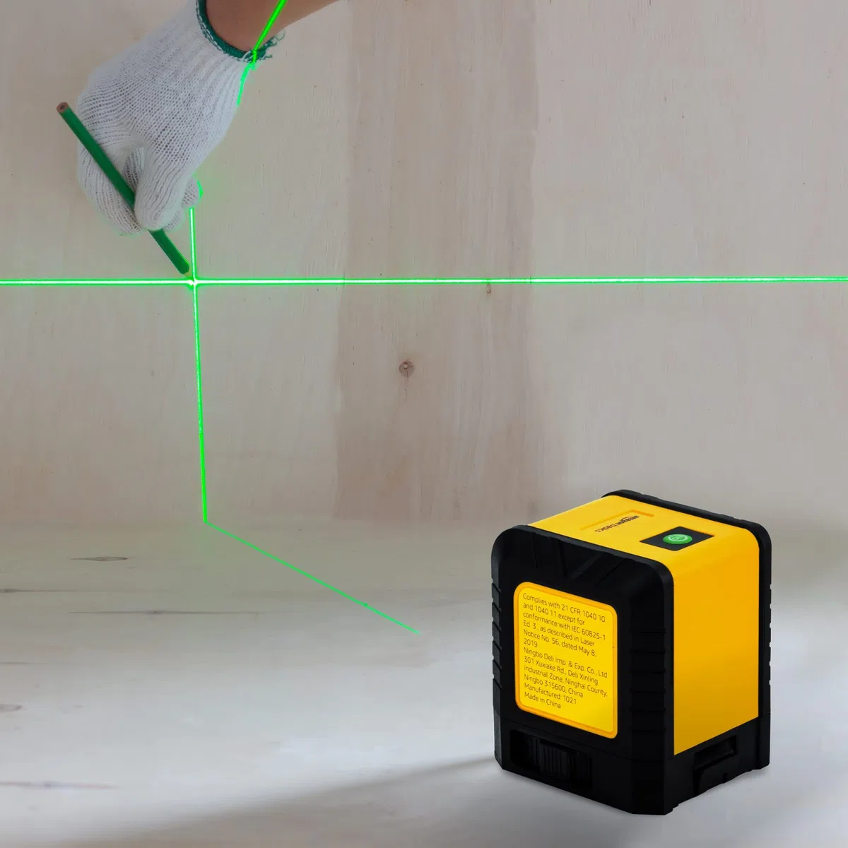 Amazon Basics Livella laser a linee incrociate orizzontali/verticali, di classe II, 18 m, Giallo/Nero
