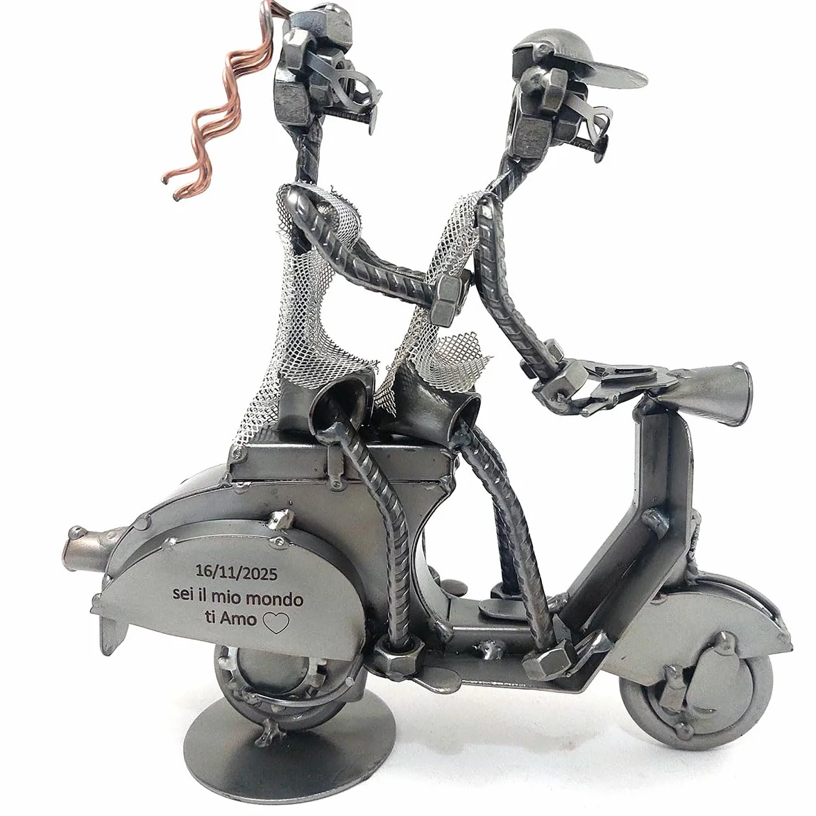 Metal idea COPPIA IN VESPA IN METALLO CON VITI BULLONI CHIODI IDEA REGALO ORIGINALE - 100% ARTIGIANALE - MADE IN ITALY - PERSONALIZZABILE